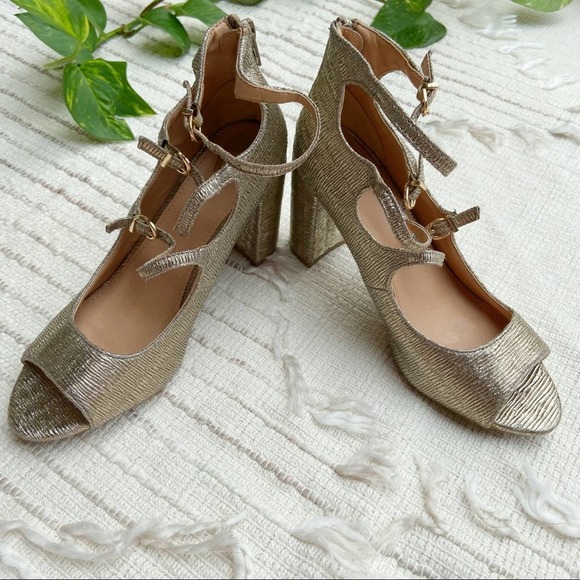 Report Deschutes gold metallic buckle front block heel party sandal Sz 7 NWOT - Picture 2 of 10